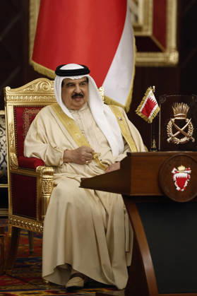 President Macron Visits the Middle East - Bahrain Bahrain s King Hamad bin Isa Al Khalifa attends an agreement signing ceremony with and French President Emmanuel Macron (not seen) at Al-Sakhir Palace near Zallaq, Bahrain, October 20, 2026. Photo by Benoit Tessier Pool ABACAPRESS.COM Zallaq Bahrain  Copyright: xTessierxBenoit Pool ABACAx
