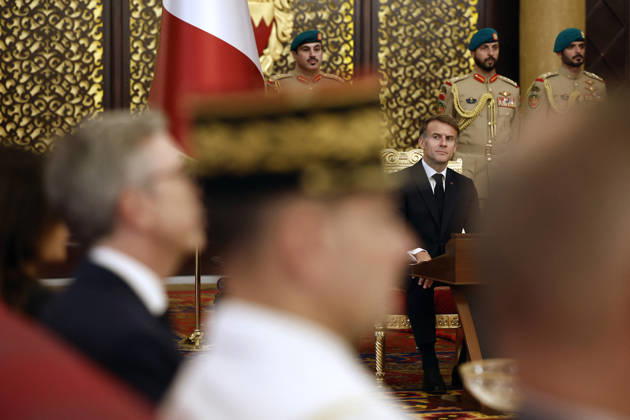 President Macron Visits the Middle East - Bahrain French President Emmanuel Macron attends an agreement signing ceremony with Bahrain s King Hamad bin Isa Al Khalifa (not seen) at Al-Sakhir Palace near Zallaq, Bahrain, October 20, 2026. Photo by Benoit Tessier Pool ABACAPRESS.COM Zallaq Bahrain  Copyright: xTessierxBenoit Pool ABACAx
