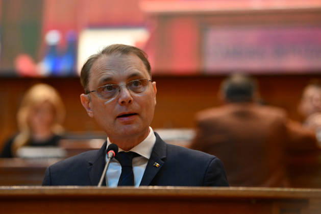 Plenary session of the Romanian Parliament in Bucharest BUCHAREST, ROMANIA - OCTOBER 20: Prime Minister-designate Luca Niculescu, proposed by President of Romania Nicusor Dan, addresses a joint plenary session of the Romanian Parliament at the Palace of the Parliament in Bucharest, Romania on October 20, 2026. Niculescu presented his governing platform, fiscal reform agenda, and proposed cabinet lineup to lawmakers ahead of the vote of confidence. Alex Nicodim Anadolu Bucharest Romania. Editorial use only. Please get in touch for any other usage.  Copyright: x2026xAnadoluxAlexxNicodimx