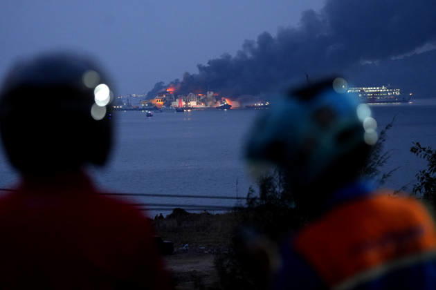 Ferry Fire and Evacuation off Java Coast - Indonesia Rescue boats spray water to extinguish fire on the ferry near Merak Besar Island in Banten Province, Indonesia, October 20, 2026. A passenger ferry caught fire in waters off Merak, at the western tip of Indonesia s Java island, on Tuesday afternoon, with evacuation efforts underway, the Banten Search and Rescue Agency told Xinhua. The ferry caught fire near Merak Besar Island in Banten province, the agency said, adding that authorities were focusing on evacuating those aboard. The number of passengers and crew on board, possible casualties and the cause of the fire were not immediately known. Photo by Al Farabi Xinhua ABACAPRESS.COM Banten Indonesia Copyright: xXinhua ABACAx