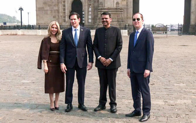 RECORD DATE NOT STATED U.S. Secretary of State Marco Rubio in Mumbai Mumbai, Oct 20 (ANI): Maharashtra Chief Minister Devendra Fadnavis poses for a photo with U.S. Secretary of State Marco Rubio and his wife, Jeanette Dousdebes Rubio, and U.S. Ambassador to India Sergio Gor at Gateway of India, in Mumbai on Tuesday. (ANI Video Grab) Mumbai Maharashtra India Copyright: xANIx ANI_20261020139