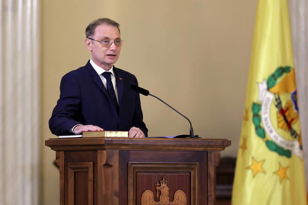 (261020) -- BUCHAREST, Oct. 20, 2026 -- Romania s new Prime Minister Luca Niculescu takes the oath during a swearing-in ceremony at the Cotroceni Palace in Bucharest, Romania, on Oct. 20, 2026. Romania s new government led by Luca Niculescu took the oath of office before Romanian President Nicusor Dan at the Cotroceni Palace on Tuesday evening. (Photo by Xinhua) ROMANIA-BUCHAREST-NEW GOVERNMENT CristianxCristel 