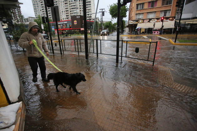 Santiago, October 20, 2026: Flooding at the intersection of Irarrazaval and Lo Encalada streets during the storm system affecting the metropolitan region. Jonnathan Oyarzun, Aton Chile, Santiago, Chile. Aton 1201203  Copyright: JONNATHANxOYARZUN ATONxCHILE