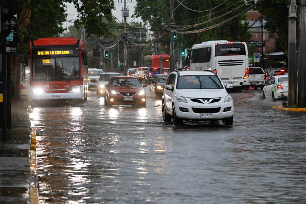 Santiago, October 20, 2026: Flooding at the intersection of Gran Avenida and Los Aviadores streets during the storm front affecting the metropolitan region. Diego Martin Aton Chile, Santiago, Chile. Aton 1201224 jpeg  Copyright: DIEGOxMARTIN ATONxCHILE