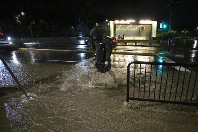Santiago, October 20, 2026: A flooded street at the intersection of Camino el Alba and Apoquindo during the storm affecting the metropolitan region. Jonnathan Oyarzun, Aton Chile, Santiago, Chile. Aton 1201276  Copyright: JONNATHANxOYARZUN ATONxCHILE