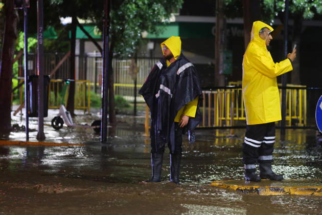 Santiago, October 20, 2026: A flooded street at the intersection of Camino el Alba and Apoquindo during the storm affecting the metropolitan region. Jonnathan Oyarzun, Aton Chile, Santiago, Chile. Aton 1201290  Copyright: JONNATHANxOYARZUN ATONxCHILE