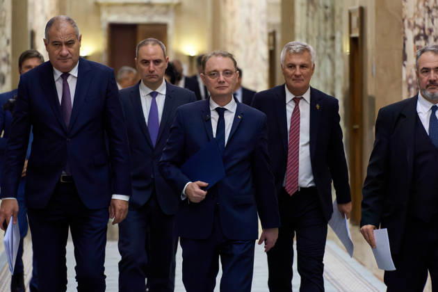 Bucharest, Romania. 20th Oct, 2026: Luca Niculescu, Prime Minister of Romania, followed by his cabinet, arrives for the government meeting at Victoria Palace, the Romanian Government headquarters. Bucharest Romania Copyright: xLucianxAlecux