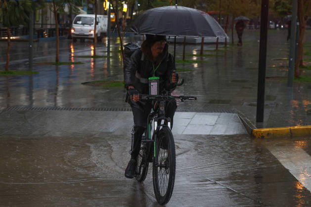 Heavy rainfall triggers red alert and emergency evacuations in Chile SANTIAGO, CHILE – OCTOBER 20: A food delivery worker shields himself with an umbrella in Santiago, Chile, on October 20, 2026. On Tuesday, Chile declared a red alert for the Metropolitan Region due to heavy rainfall, marking the rainiest October in Santiago in over a century. Lucas Aguayo Araos Anadolu Talagante Chile. Editorial use only. Please get in touch for any other usage.  Copyright: x2026xAnadoluxLucasxAguayoxAraosx