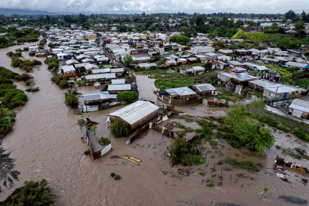 Heavy rainfall triggers red alert and emergency evacuations in Chile TALAGANTE, CHILE – OCTOBER 20: Aerial views of homes affected by the overflowing of the Mapocho River following rainfall in Talagante, on the outskirts of Santiago, Chile, on October 20, 2026. On Tuesday, Chile declared a red alert for the Metropolitan Region due to heavy rainfall, marking the wettest October in Santiago in over a century. Lucas Aguayo Araos Anadolu Talagante Chile. Editorial use only. Please get in touch for any other usage.  Copyright: x2026xAnadoluxLucasxAguayoxAraosx