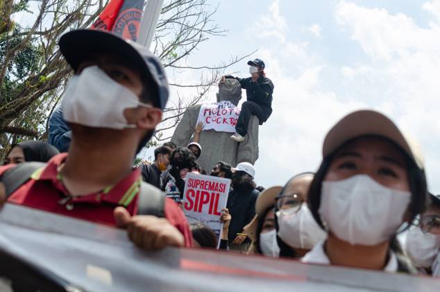 October 20, 2026, Yogyakarta, Indonesia: YOGYAKARTA, INDONESIA, OCTOBER 20, 2026: University students and activists hold banners and flags during a demonstration outside the Regional People s Representative Council (DPRD) building in Yogyakarta. The rally marks two years of President Prabowo Subianto and Vice President Gibran Rakabuming Raka™s administration, with protesters calling for policy reforms and greater government accountability. Yogyakarta Indonesia - ZUMAq101 20261020_zna_q101_288 Copyright: xMessaxAdixSaputrax