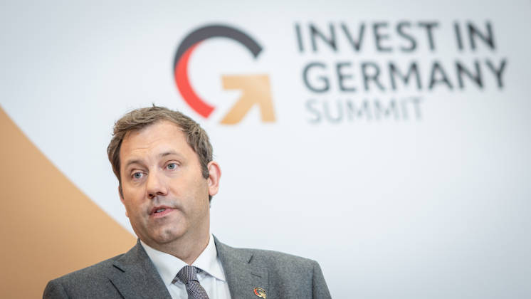 Lars Klingbeil, Bundesfinanzminister beim Abschlussstatement;Invest in Germany Summit 2026 in der ESMT - European School of Management and Technology Berlin, Berlin Berlin Deutschland ESMT Berlin