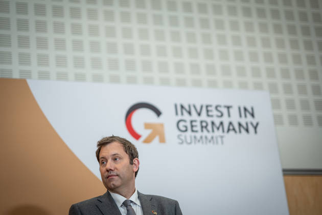 Lars Klingbeil, Bundesfinanzminister beim Abschlussstatement;Invest in Germany Summit 2026 in der ESMT - European School of Management and Technology Berlin, Berlin Berlin Deutschland ESMT Berlin