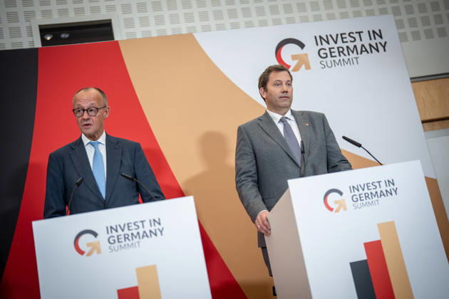 Bundeskanzler Friedrich Merz mit Bundesfinanzminister Lars Klingbeil (von links) bei seinem Abschlussstatement;Invest in Germany Summit 2026 in der ESMT - European School of Management and Technology Berlin, Berlin Berlin Deutschland ESMT Berlin