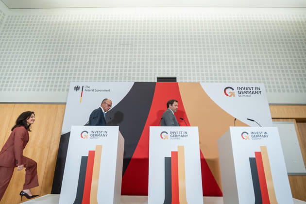 Katherina Reiche, Bundeswirtschaftsminister, Friedrich Merz, Bundeskanzler, Lars Klingbeil, Bundesfinanzminister (von links) beim Abschlussstatement;Invest in Germany Summit 2026 in der ESMT - European School of Management and Technology Berlin, Berlin Berlin Deutschland ESMT Berlin