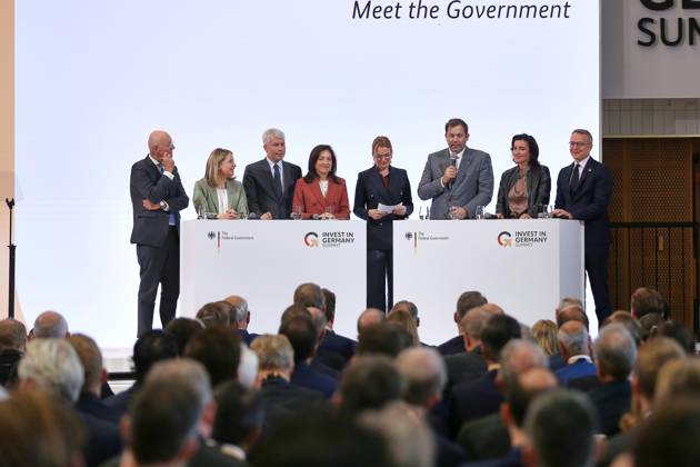Berlin, Deutschland, 20.10.2026: ESMT: Invest in Germany Summit: Diskussion unter anderem mit: Martin Blessing (Beauftragter für Investitionen im Standort Deutschland), Bundesministerin für Wohnen, Stadtentwicklung und Bauwesen Verena Hubertz (SPD), Bundesminister für Verkehr Steffen Bilger (CDU), Bundesministerin für Wirtschaft und Energie Katherina Reiche (CDU), Lars klingbeil, Bundesministerin für Forschung, Technologie und Raumfahrt Dorothee Bär (CSU), Bundesminister für Digitales und Staatsmodernisierung Karsten Wildberger (CDU) Copyright: xdtsxNachrichtenagenturx dts_140031