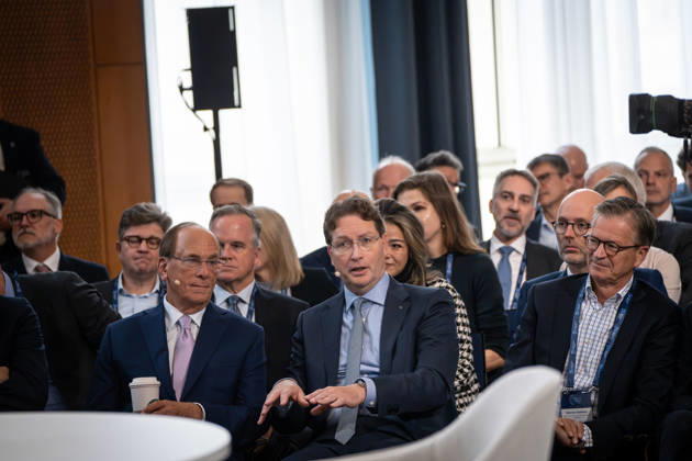 Larry Fink - Laurence Douglas Fink mit Starbucks Coffee Pappbecker in der ersten Reihe beim Berlin Global Dialog im früheren Staatsratsgebäude der DDR - rechts neben ihm sitzend Ola Källenius, CEO Mercedes-Benz Group AG;Berlin Global Dialogue 2026 BGD 2026 Motto Advancing Alliances for a New Era, Berlin Berlin Deutschland ESMT