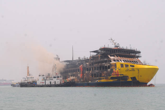 News Bilder des Tages Efforts are underway to extinguish a fire that broke out on a passenger ferry in Indonesia s Cilegon PELABUHAN MERAK, CILEGON, INDONESIA - OCTOBER 21: Fireboats take turns spraying water onto the passenger ferry KMP Batumandi to cool down the vessel after it caught fire while preparing to dock off Merak Port in Cilegon, Banten, Indonesia on Wednesday, October 21, 2026. The vessel caught fire on Tuesday, October 20, and rescue operations remain underway as the ship continues to emit smoke. Water is continuously sprayed to cool the vehicle deck containing numerous cars, motorcycles, buses, and trucks, while authorities confirm no fatalities have been reported. Dasril Roszandi Anadolu Pelabuhan Merak Indonesia. Editorial use only. Please get  Copyright: x2026xAnadoluxDasrilxRoszandix