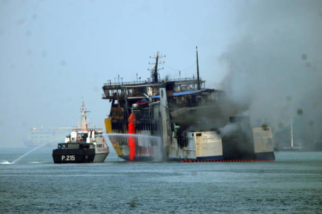 Efforts are underway to extinguish a fire that broke out on a passenger ferry in Indonesia s Cilegon PELABUHAN MERAK, CILEGON, INDONESIA - OCTOBER 21: Fireboats take turns spraying water onto the passenger ferry KMP Batumandi to cool down the vessel after it caught fire while preparing to dock off Merak Port in Cilegon, Banten, Indonesia on Wednesday, October 21, 2026. The vessel caught fire on Tuesday, October 20, and rescue operations remain underway as the ship continues to emit smoke. Water is continuously sprayed to cool the vehicle deck containing numerous cars, motorcycles, buses, and trucks, while authorities confirm no fatalities have been reported. Dasril Roszandi Anadolu Pelabuhan Merak Indonesia. Editorial use only. Please get  Copyright: x2026xAnadoluxDasrilxRoszandix