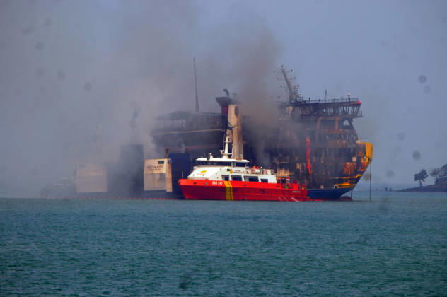 Efforts are underway to extinguish a fire that broke out on a passenger ferry in Indonesia s Cilegon PELABUHAN MERAK, CILEGON, INDONESIA - OCTOBER 21: Fireboats take turns spraying water onto the passenger ferry KMP Batumandi to cool down the vessel after it caught fire while preparing to dock off Merak Port in Cilegon, Banten, Indonesia on Wednesday, October 21, 2026. The vessel caught fire on Tuesday, October 20, and rescue operations remain underway as the ship continues to emit smoke. Water is continuously sprayed to cool the vehicle deck containing numerous cars, motorcycles, buses, and trucks, while authorities confirm no fatalities have been reported. Dasril Roszandi Anadolu Pelabuhan Merak Indonesia. Editorial use only. Please get  Copyright: x2026xAnadoluxDasrilxRoszandix