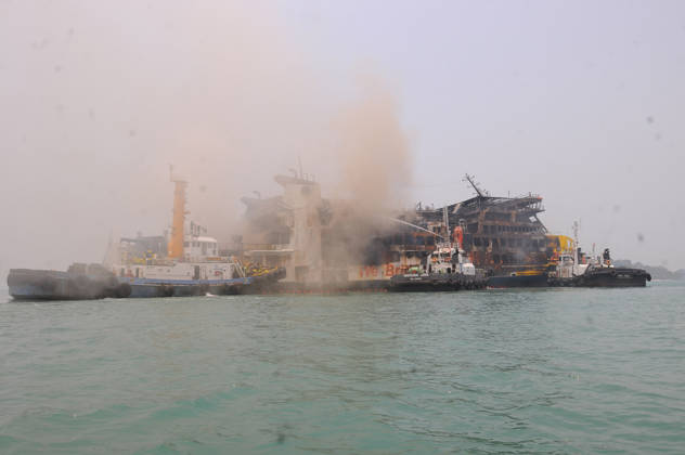 Efforts are underway to extinguish a fire that broke out on a passenger ferry in Indonesia s Cilegon PELABUHAN MERAK, CILEGON, INDONESIA - OCTOBER 21: Fireboats take turns spraying water onto the passenger ferry KMP Batumandi to cool down the vessel after it caught fire while preparing to dock off Merak Port in Cilegon, Banten, Indonesia on Wednesday, October 21, 2026. The vessel caught fire on Tuesday, October 20, and rescue operations remain underway as the ship continues to emit smoke. Water is continuously sprayed to cool the vehicle deck containing numerous cars, motorcycles, buses, and trucks, while authorities confirm no fatalities have been reported. Dasril Roszandi Anadolu Pelabuhan Merak Indonesia. Editorial use only. Please get  Copyright: x2026xAnadoluxDasrilxRoszandix