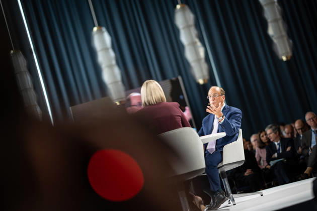 Larry Fink - Laurence Douglas Fink , CEO von BlackRock, diskutiert auf dem Berlin Global Dialog im früheren Staatsratsgebäude der DDR, im Gespräch mit Ola Källenius, CEO Mercedes-Benz Group AG (links im Bild);Berlin Global Dialogue 2026 BGD 2026 Motto Advancing Alliances for a New Era, Berlin Berlin Deutschland ESMT