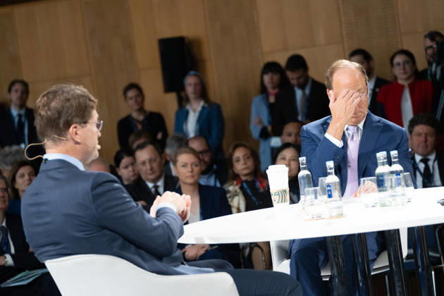Larry Fink - Laurence Douglas Fink , CEO von BlackRock, diskutiert auf dem Berlin Global Dialog im früheren Staatsratsgebäude der DDR, im Gespräch mit Ola Källenius, CEO Mercedes-Benz Group AG (links im Bild);Berlin Global Dialogue 2026 BGD 2026 Motto Advancing Alliances for a New Era, Berlin Berlin Deutschland ESMT
