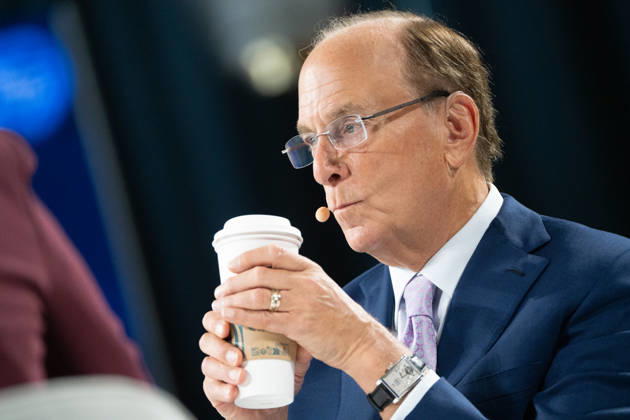 Larry Fink - Laurence Douglas Fink , CEO von BlackRock, diskutiert auf dem Berlin Global Dialog im früheren Staatsratsgebäude der DDR - Der Milliardär brachte seinen eigenen Starbuchs Coffee Pappbecher mit zum BGD und trank daraus auch auf der Bühne während seines Gesprächs;Berlin Global Dialogue 2026 BGD 2026 Motto Advancing Alliances for a New Era, Berlin Berlin Deutschland ESMT