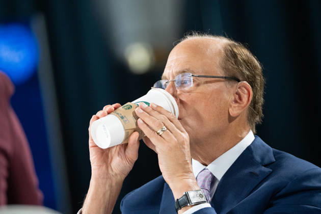 Larry Fink - Laurence Douglas Fink , CEO von BlackRock, diskutiert auf dem Berlin Global Dialog im früheren Staatsratsgebäude der DDR - Der Milliardär brachte seinen eigenen Starbuchs Coffee Pappbecher mit zum BGD und trank daraus auch auf der Bühne während seines Gesprächs;Berlin Global Dialogue 2026 BGD 2026 Motto Advancing Alliances for a New Era, Berlin Berlin Deutschland ESMT
