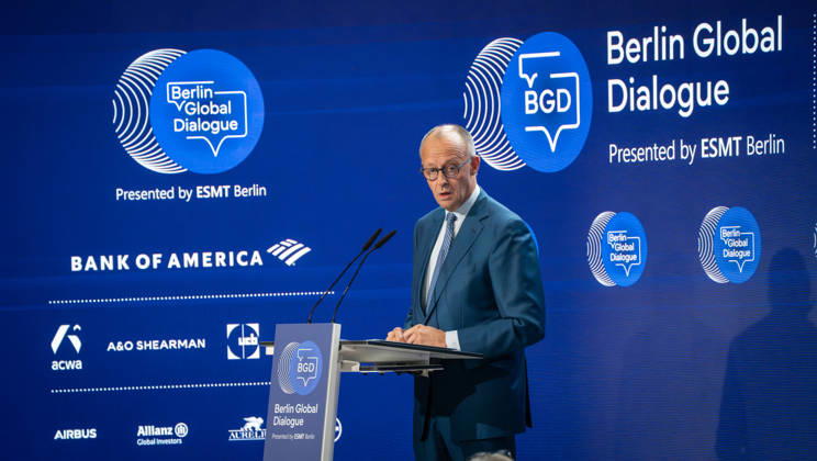 Bundeskanzler Friedrich Merz hält eine Rede und diskutiert anschließend auf dem BGD 2026;Berlin Global Dialogue 2026 BGD 2026 Motto Advancing Alliances for a New Era, Berlin Berlin Deutschland ESMT