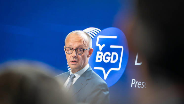 Bundeskanzler Friedrich Merz hält eine Rede und diskutiert anschließend auf dem BGD 2026;Berlin Global Dialogue 2026 BGD 2026 Motto Advancing Alliances for a New Era, Berlin Berlin Deutschland ESMT
