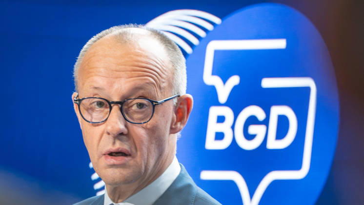 Bundeskanzler Friedrich Merz hält eine Rede und diskutiert anschließend auf dem BGD 2026;Berlin Global Dialogue 2026 BGD 2026 Motto Advancing Alliances for a New Era, Berlin Berlin Deutschland ESMT