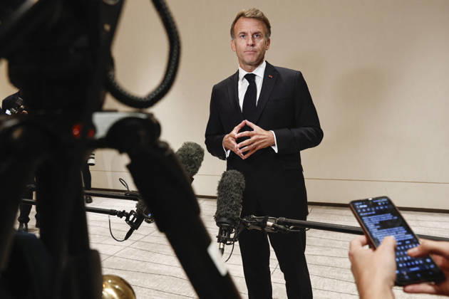 President Macron At The Opswf Summit During His Visit To Qatar French President Emmanuel Macron gestures as he speaks to members of the media on the day of the 9th Annual One Planet Sovereign Wealth Funds (OPSWF) Summit, in Lusail, Qatar, October 21, 2026. Photo by Benoit Tessier Pool ABACAPRESS.COM Lusail Qatar  Copyright: xTessierxBenoit Pool ABACAx