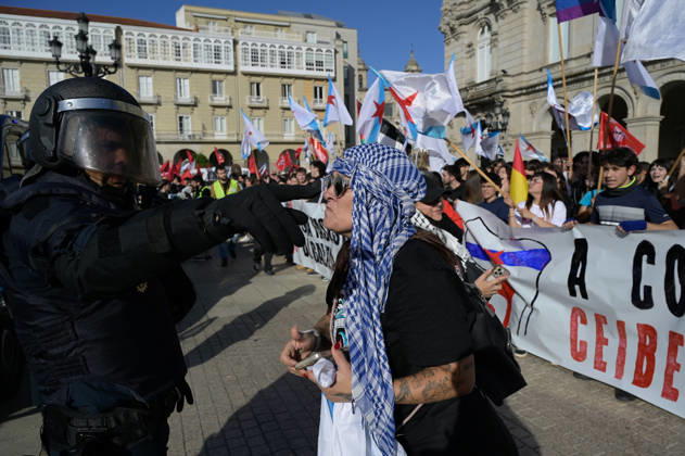 Protest Against Abascal s Event in A Coruna A police officer gives instructions to a person during a rally against the visit of Vox leader Santiago Abascal on October 21, 2026, in A Coruna, Galicia, Spain. Several people gathered, organized by far-left movements, to boycott the Vox leader’s visit to the Galician city. October 21, 2026. A Coruna, Galicia. A Coruna, Galicia, Spain. Copyright: xM.xDylanx 7859210