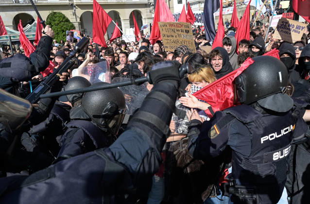 Protest Against Abascal’s Rally in A Coruna: Police Charge During a Rally Against the Visit of Vox President Santiago Abascal on October 21, 2026, in A Coruna, Galicia, Spain. Several people gathered, organized by far-left movements, to boycott the Vox leader’s visit to the Galician city. OCTOBER 21, 2026 M A Coruna, Galicia A Coruna, Galicia, Spain Copyright: xM.xDylanx 7859186