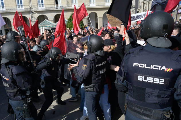 Protest Against Abascal’s Rally in A Coruna: Police Charge During a Rally Against the Visit of Vox President Santiago Abascal on October 21, 2026, in A Coruna, Galicia, Spain. Several people gathered, organized by far-left movements, to boycott the Vox leader’s visit to the Galician city. OCTOBER 21, 2026 M A Coruna, Galicia A Coruna, Galicia, Spain Copyright: xM.xDylanx 7859188