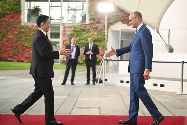 Friedrich Merz - Ukhnaagiin Khurelsukh meeting in Berlin BERLIN, GERMANY - OCTOBER 21: German Federal Chancellor Friedrich Merz welcomes Mongolian President Ukhnaagiin Khurelsukh at the entrance of the Federal Chancellery in Berlin, Germany on Wednesday, October 21, 2026. Halil Sagirkaya Anadolu Berlin Germany. Editorial use only. Please get in touch for any other usage.  Copyright: x2026xAnadoluxHalilxSagirkayax