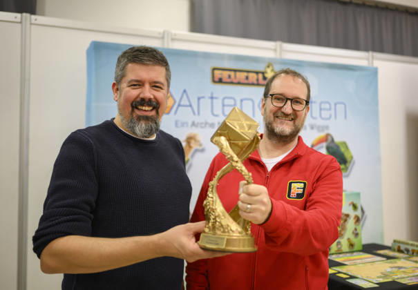 Sieger Spiel, 1.Platz Artengarten (Verlag: Feuerland, Autor: Mathias Wigge) (l-r) Autor Mathias Wigge, Stephan Rink (Verlag Feuerland,, Geschäftsführer) mit dem Preis. Deutscher Spiele Preis am 21.10.2026 Messe SPIEL Essen vom 22.10 - 25.10.2026 in E s s e n Deutschland. Grugahalle