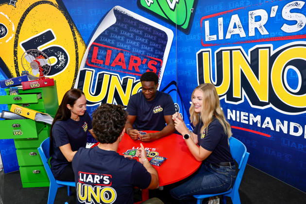Spiel 26 Messe in Essen - Mattel stellt Neuheit UNO LIAR S Kartenspiel vor Essen Grugahalle Messe NRW Deutschland