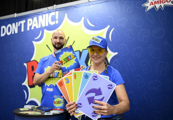 Spielstand von dem Spiel Panika, MitarbeiterInnen präsentieren die Spielkarten, Neuheitenschau, am 21.10.2026 Messe SPIEL Essen vom 22.10 - 25.10.2026 in E s s e n Deutschland. Grugahalle
