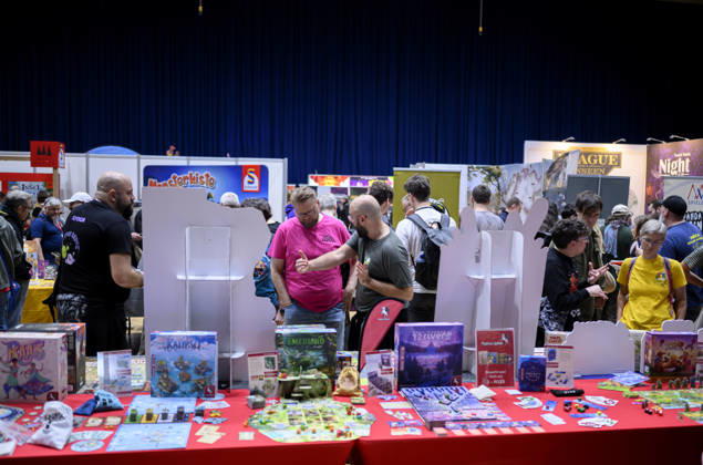 Feature, Blick in die Halle der Neuheitenschau, Besucher informieren sich, am 21.10.2026 Messe SPIEL Essen vom 22.10 - 25.10.2026 in E s s e n Deutschland. Grugahalle