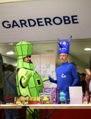 Feature, zwei verkleidetet Menschen auf der Messe dahinter steht Garderobe, Neuheitenschau, am 21.10.2026 Messe SPIEL Essen vom 22.10 - 25.10.2026 in E s s e n Deutschland. Grugahalle