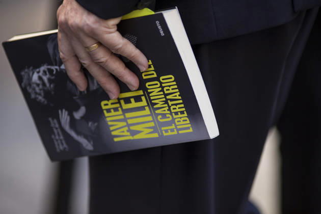 Javier Milei, President of Argentina visits Madrid - 21 Oct 2026 An attendee holds a copy of the book El camino del libertario ( The Libertarian s Path ), written by Javier Milei, President of Argentina. Madrid Spain Copyright: xLuisxSotox xSOPAxImagesx LSOTOJMMF06