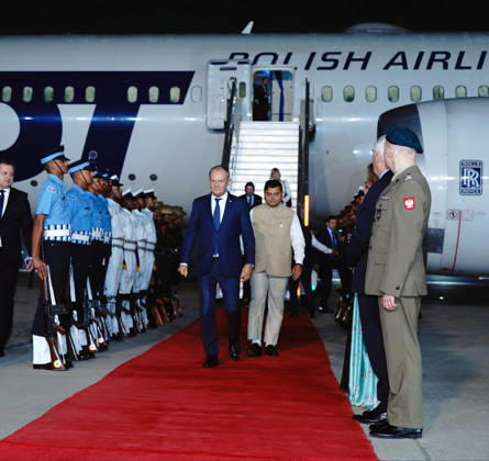 News Bilder des Tages RECORD DATE NOT STATED Poland Prime Minister Donald Tusk arrives in New Delhi New Delhi, Oct 21 (ANI): Poland Prime Minister Donald Tusk arrives at the airport, in New Delhi on Wednesday. (@MEAIndia X ANI Photo) New Delhi Delhi India Copyright: xANIx ANI_20261021544
