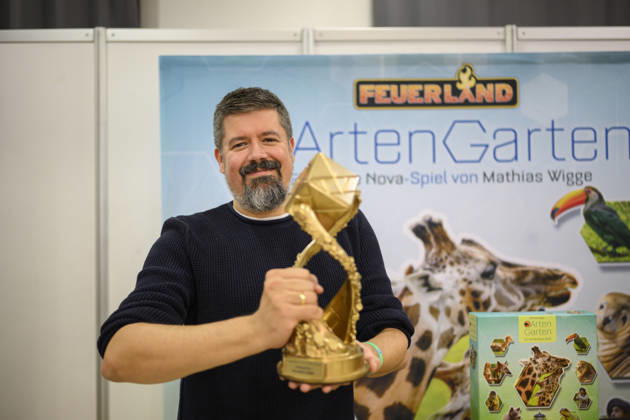 Autor Mathias Wigge, mit dem 1. Preis. Sieger Spiel, 1.Platz Artengarten (Verlag: Feuerland, Autor: Mathias Wigge) Deutscher Spiele Preis am 21.10.2026 Messe SPIEL Essen vom 22.10 - 25.10.2026 in E s s e n Deutschland. Grugahalle