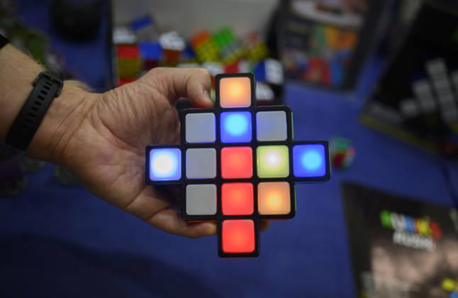 Eine Hand hält das Spiel - Rubik s Rush - ein Elektronisches Farb- und Reaktionsspiel, Neuheitenschau, am 21.10.2026 Messe SPIEL Essen vom 22.10 - 25.10.2026 in E s s e n Deutschland. Grugahalle