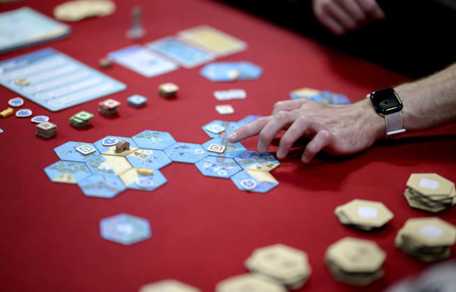 Das Spiel - Dorfromantik - Südsee - von Pegasus Spiele, die Plättchen liegen auf dem Tisch, Spielsteine, Spielmaterial, Neuheitenschau, am 21.10.2026 Messe SPIEL Essen vom 22.10 - 25.10.2026 in E s s e n Deutschland. Grugahalle