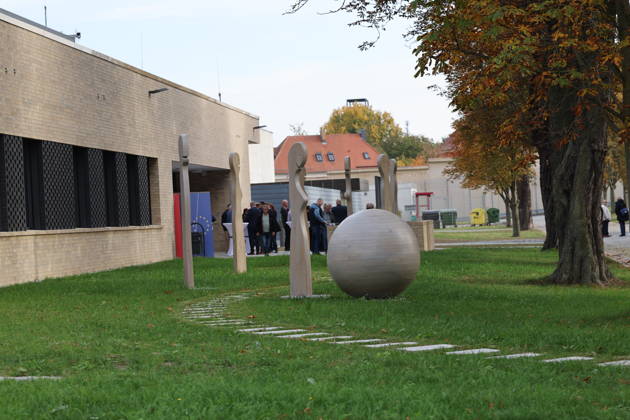 Die Niederlassung Bautzen des Staatsbetriebes Sächsisches Immobilien- und Baumanagement (SIB) hat heute den Neubau der Anstaltsküche in der Justizvollzugsanstalt Bautzen feierlich übergeben. Die bisherige Anstaltsküche war technisch veraltet und genügte nicht mehr den heutigen Anforderungen. Seit 2022 entstand ein moderner dreistöckiger Neubau mit rund 1.400 Quadratmetern Nutzfläche. Er ermöglicht optimale Arbeitsabläufe für Gefangene und Bedienstete bei der Essenszubereitung. Bautzen, 21.10.2026 Copyright: xMatthiasxWehnertx