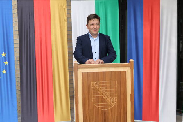 Jaroslaw Golaszewski, Niederlassungsleiter des Staatsbetriebs Sächsisches Immobilien- und Baumanagement Niederlassung Bautzen. Die Niederlassung Bautzen des Staatsbetriebes Sächsisches Immobilien- und Baumanagement (SIB) hat heute den Neubau der Anstaltsküche in der Justizvollzugsanstalt Bautzen feierlich übergeben. Die bisherige Anstaltsküche war technisch veraltet und genügte nicht mehr den heutigen Anforderungen. Seit 2022 entstand ein moderner dreistöckiger Neubau mit rund 1.400 Quadratmetern Nutzfläche. Er ermöglicht optimale Arbeitsabläufe für Gefangene und Bedienstete bei der Essenszubereitung. Bautzen, 21.10.2026 Copyright: xMatthiasxWehnertx