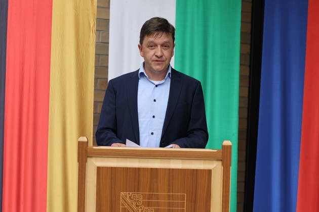 Jaroslaw Golaszewski, Niederlassungsleiter des Staatsbetriebs Sächsisches Immobilien- und Baumanagement Niederlassung Bautzen. Die Niederlassung Bautzen des Staatsbetriebes Sächsisches Immobilien- und Baumanagement (SIB) hat heute den Neubau der Anstaltsküche in der Justizvollzugsanstalt Bautzen feierlich übergeben. Die bisherige Anstaltsküche war technisch veraltet und genügte nicht mehr den heutigen Anforderungen. Seit 2022 entstand ein moderner dreistöckiger Neubau mit rund 1.400 Quadratmetern Nutzfläche. Er ermöglicht optimale Arbeitsabläufe für Gefangene und Bedienstete bei der Essenszubereitung. Bautzen, 21.10.2026 Copyright: xMatthiasxWehnertx