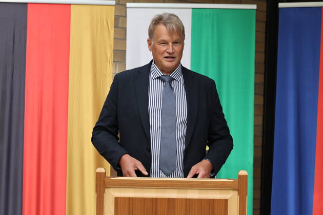 Oliver Schmidt, Leitender Regierungsdirektor und Anstaltsleiter der JVA Bautzen. Die Niederlassung Bautzen des Staatsbetriebes Sächsisches Immobilien- und Baumanagement (SIB) hat heute den Neubau der Anstaltsküche in der Justizvollzugsanstalt Bautzen feierlich übergeben. Die bisherige Anstaltsküche war technisch veraltet und genügte nicht mehr den heutigen Anforderungen. Seit 2022 entstand ein moderner dreistöckiger Neubau mit rund 1.400 Quadratmetern Nutzfläche. Er ermöglicht optimale Arbeitsabläufe für Gefangene und Bedienstete bei der Essenszubereitung. Bautzen, 21.10.2026 Copyright: xMatthiasxWehnertx
